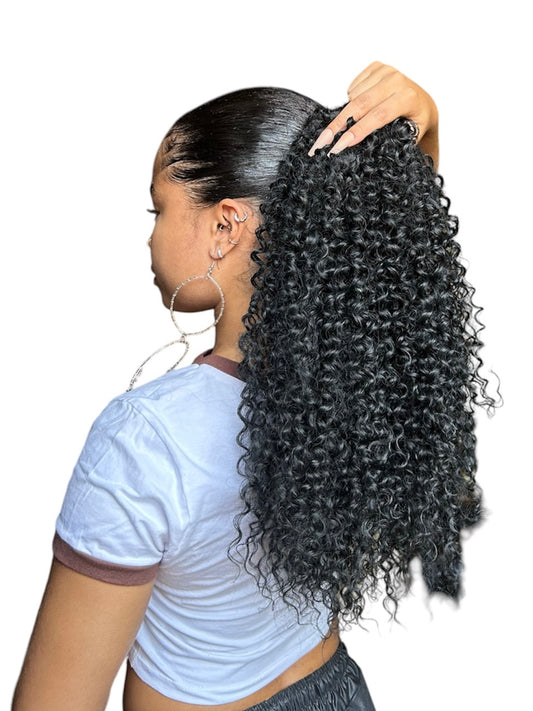 Modelo França - Rabo de cavalo Cacheado